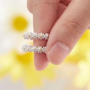 Daisy flower adjustable ring for women